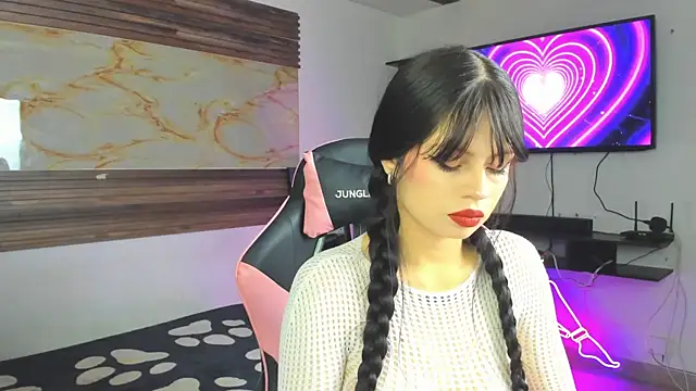 Snapshot of Cloe_roouse chatting on 10.28.25 Cloe roouse online show from 10.28.25