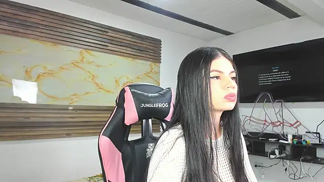 Snapshot of Cloe_roouse chatting on 12.04.25 Cloe roouse online show from 12.04.25