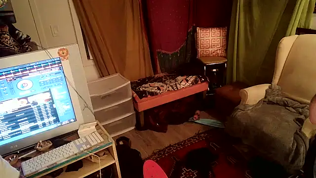 Snapshot of Foxxyhoneypott chatting on 03.15.25 Foxxyhoneypott online show from 03.15.25