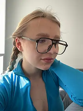 Snapshot of EvaBrooklyn chatting on 02.27.25 EvaBrooklyn online show from 02.27.25