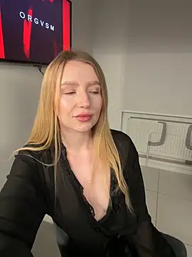 Snapshot of EvaBrooklyn chatting on 02.27.25 EvaBrooklyn online show from 02.27.25