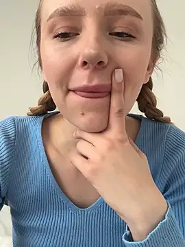 Snapshot of EvaBrooklyn chatting on 03.07.25 EvaBrooklyn online show from 03.07.25