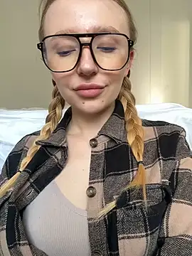 Snapshot of EvaBrooklyn chatting on 03.07.25 EvaBrooklyn online show from 03.07.25