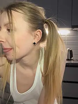 Snapshot of EvaBrooklyn chatting on 03.21.25 EvaBrooklyn online show from 03.21.25