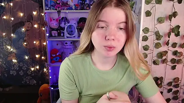 Snapshot of Strawberry_juli chatting on 02.28.25 Strawberry juli online show from 02.28.25