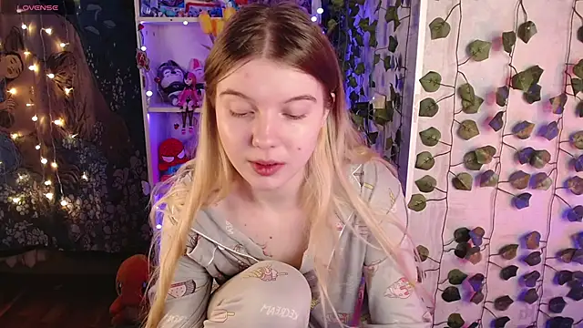 Snapshot of Strawberry_juli chatting on 03.07.25 Strawberry juli online show from 03.07.25