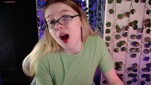 Snapshot of Strawberry_juli chatting on 03.12.25 Strawberry juli online show from 03.12.25