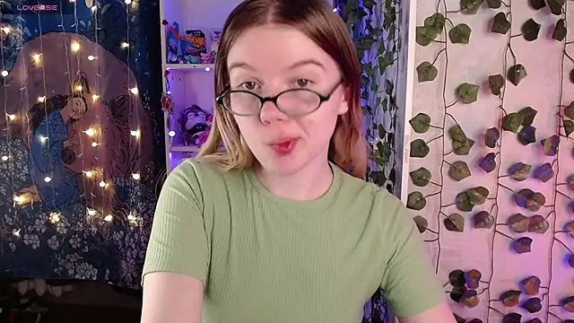 Snapshot of Strawberry_juli chatting on 03.19.25 Strawberry juli online show from 03.19.25