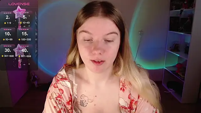 Snapshot of Strawberry_juli chatting on 09.16.25 Strawberry juli online show from 09.16.25