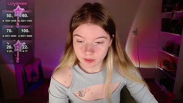 Snapshot of Strawberry_juli chatting on 09.29.25 Strawberry juli online show from 09.29.25