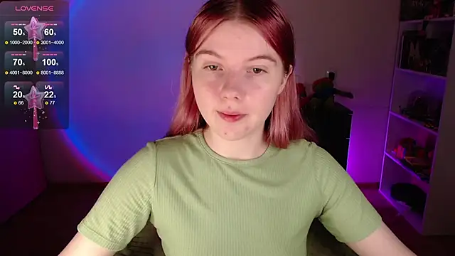 Snapshot of Strawberry_juli chatting on 11.22.25 Strawberry juli online show from 11.22.25