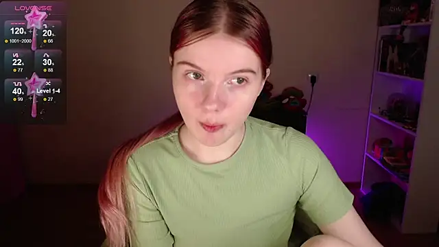 Snapshot of Strawberry_juli chatting on 12.21.25 Strawberry juli online show from 12.21.25