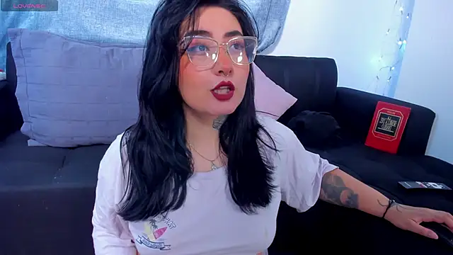 Curvybaddie99 online show from 11.04.25