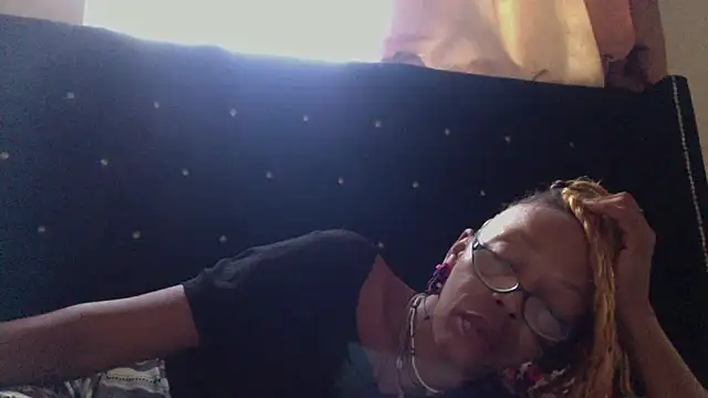 Ladyzee25 online show from 10.21.25