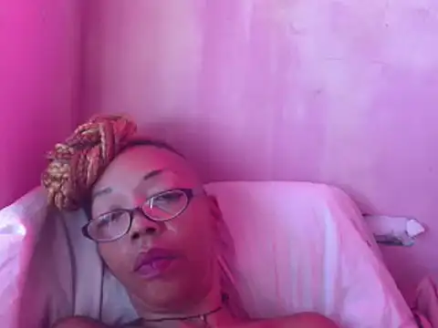 Snapshot of Ladyzee25 chatting on 06.02.26 Ladyzee25 online show from 06.02.26