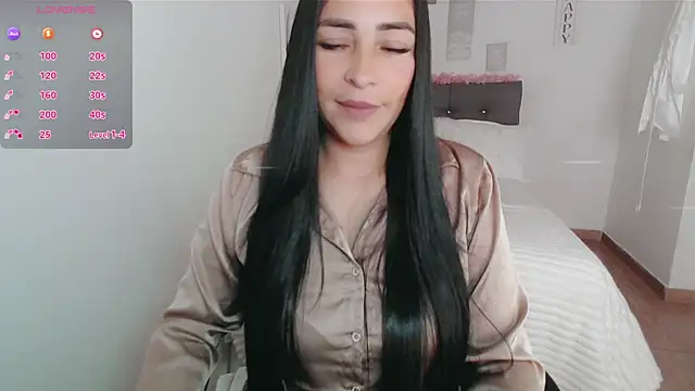 Snapshot of luna_lgomez_ chatting on 10.01.25 luna lgomez  online show from 10.01.25