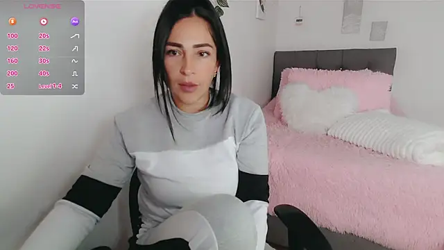 Snapshot of luna_lgomez_ chatting on 12.19.25 luna lgomez online show from 12.19.25