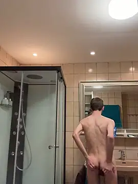 Snapshot of xy_monkeyBigCock chatting on 03.17.25 xy monkeyBigCock online show from 03.17.25