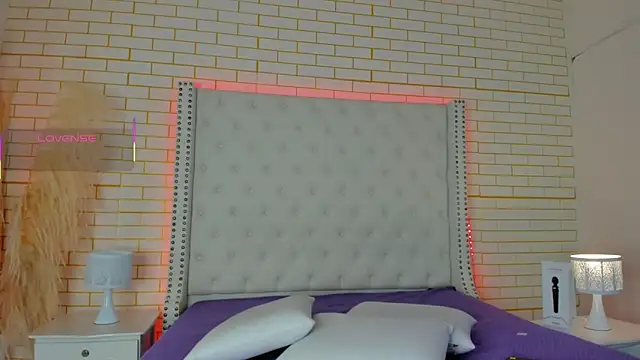 Snapshot of Emilly_wilson_ chatting on 10.30.25 Emilly wilson online show from 10.30.25