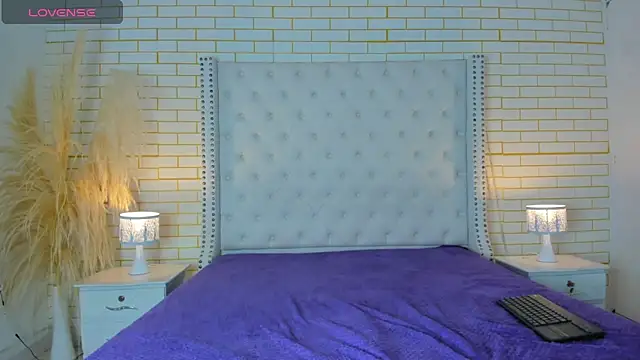 Snapshot of Emilly_wilson_ chatting on 11.04.25 Emilly wilson online show from 11.04.25