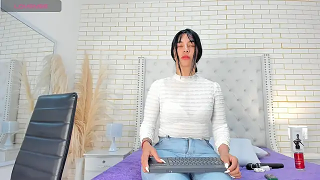 Snapshot of Emilly_wilson_ chatting on 11.22.25 Emilly wilson online show from 11.22.25