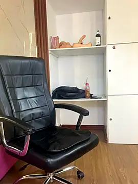 Snapshot of PinkyMoon chatting on 11.13.25 PinkyMoon online show from 11.13.25