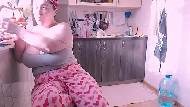 Snapshot of SoftLia chatting on 02.08.25 SoftLia online show from 02.08.25