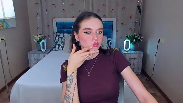 Snapshot of EmelyMason chatting on 12.15.25 EmelyMason online show from 12.15.25