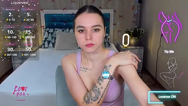 Snapshot of EmelyMason chatting on 12.19.25 EmelyMason online show from 12.19.25