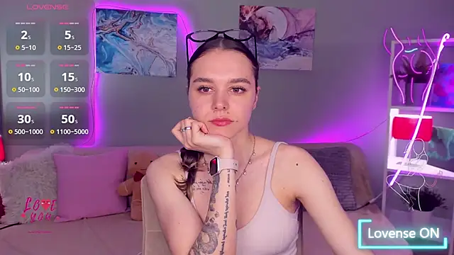 Snapshot of EmelyMason chatting on 05.11.26 EmelyMason online show from 05.11.26