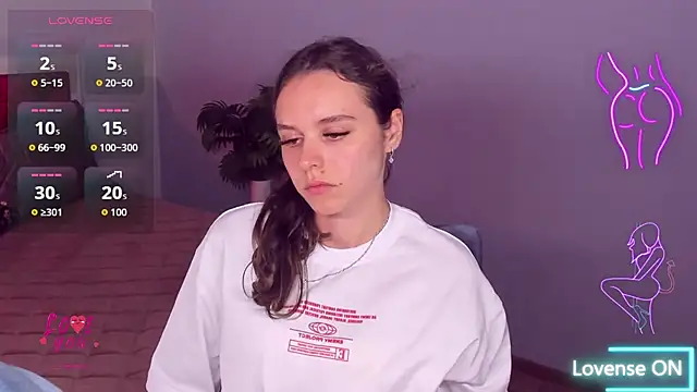 Snapshot of EmelyMason chatting on 06.17.26 EmelyMason online show from 06.17.26