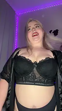 Snapshot of April_Vancee chatting on 11.28.25 April Vancee online show from 11.28.25