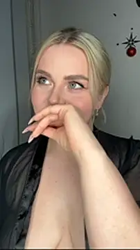 Snapshot of April_Vancee chatting on 02.15.26 April Vancee online show from 02.15.26