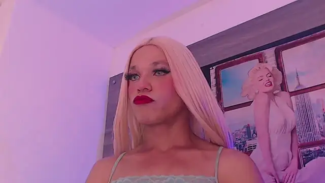 Snapshot of SashaNova chatting on 11.06.25 SashaNova online show from 11.06.25