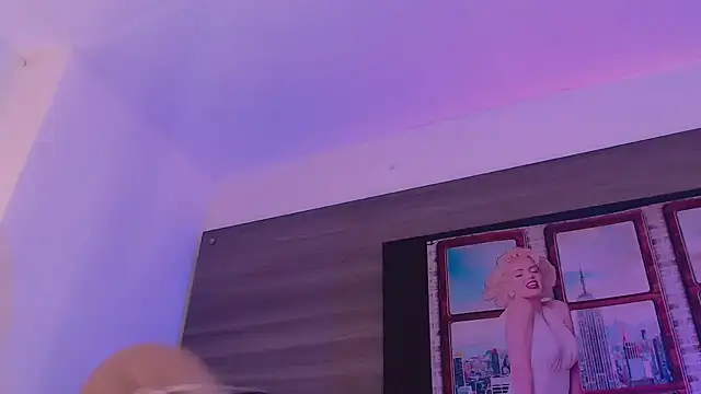 Snapshot of SashaNova chatting on 11.14.25 SashaNova online show from 11.14.25