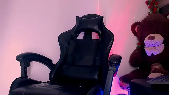 Snapshot of SashaNova chatting on 02.14.26 SashaNova online show from 02.14.26