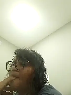 Snapshot of viviksmel chatting on 10.10.25 viviksmel online show from 10.10.25