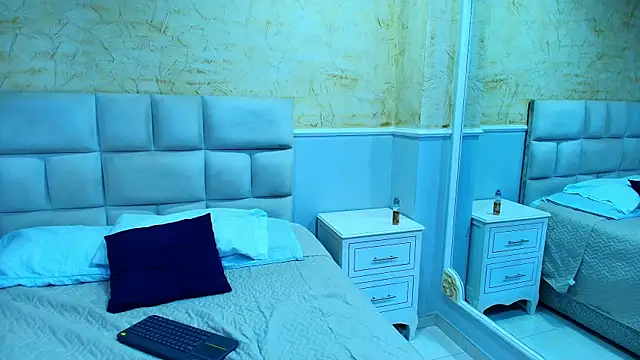 Snapshot of LexiAndDeker chatting on 09.26.25 LexiAndDeker online show from 09.26.25