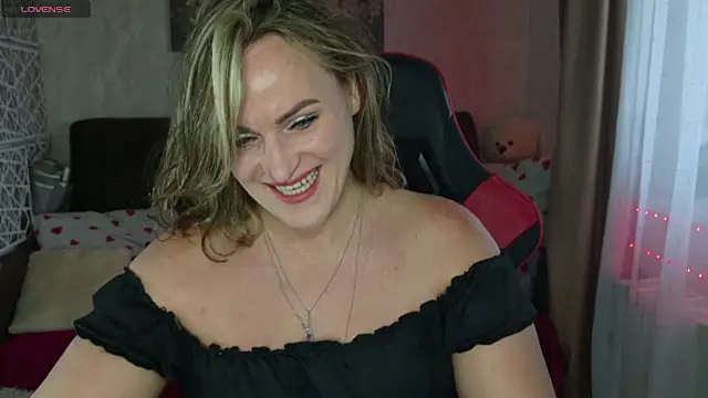 Snapshot of Anya-Sweet chatting on 09.23.25 Anya-Sweet online show from 09.23.25