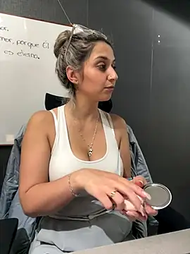 Isabella Varella online show from 12.15.25