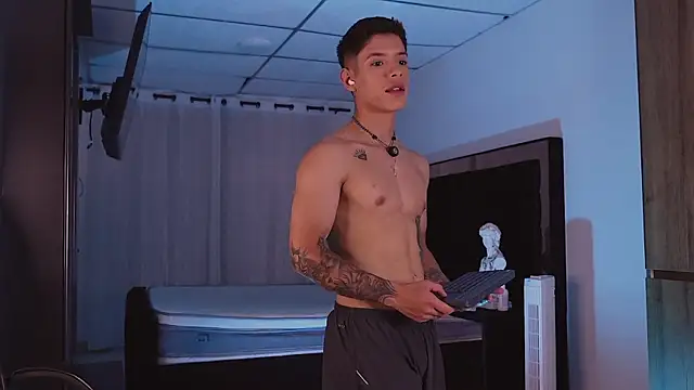 Snapshot of ErosKhaos chatting on 09.28.25 ErosKhaos online show from 09.28.25