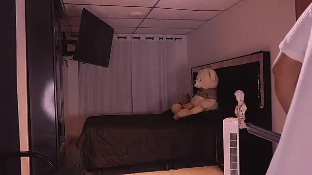 Snapshot of ErosKhaos chatting on 10.05.25 ErosKhaos online show from 10.05.25