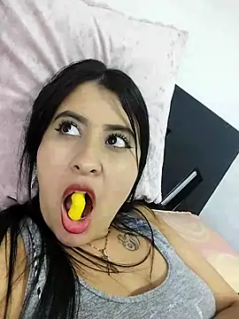 Snapshot of mialorents chatting on 03.17.25 mialorents online show from 03.17.25