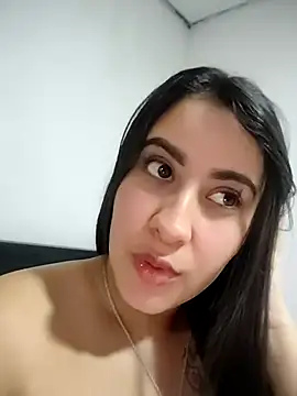 Snapshot of mialorents chatting on 10.19.25 mialorents online show from 10.19.25