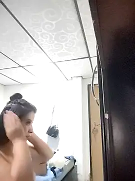 Snapshot of mialorents chatting on 11.02.25 mialorents online show from 11.02.25