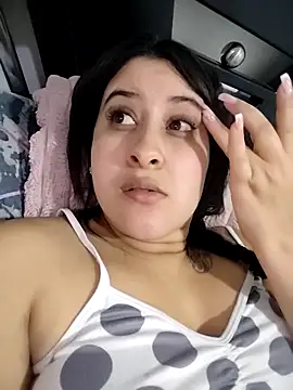 Snapshot of mialorents chatting on 11.18.25 mialorents online show from 11.18.25