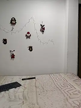 Snapshot of mialorents chatting on 12.17.25 mialorents online show from 12.17.25