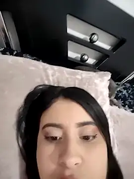 Snapshot of mialorents chatting on 12.20.25 mialorents online show from 12.20.25