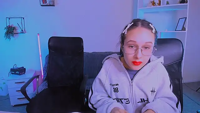 Snapshot of mona_cloud chatting on 11.10.25 mona cloud online show from 11.10.25