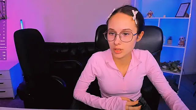 Snapshot of mona_cloud chatting on 11.17.25 mona cloud online show from 11.17.25